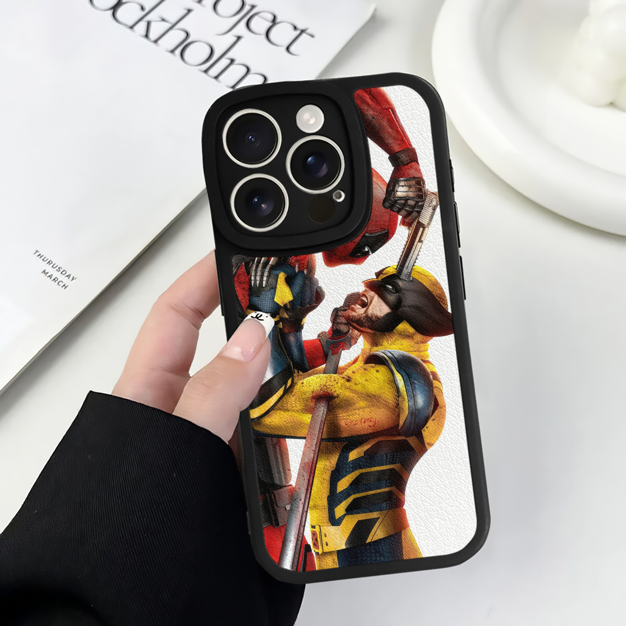 （画像用） Deadpool デッドプール 【iPhone 16シリーズ対応】シリコンスマホケース（レザー調） 材質：シリコン